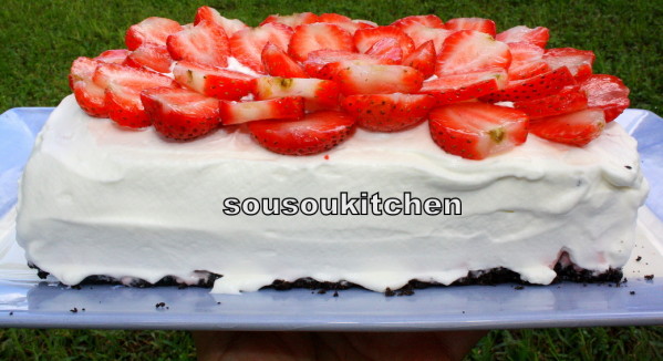 Gâteau d'anniversaire glacé aux fraises