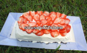 Gâteau d’anniversaire glacé aux fraises