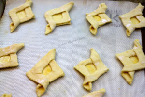 petits fours de pâte feuilletés farcis à la viande