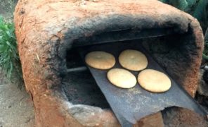 Visite-agriculture- pain marocain cuit dans un four en argile